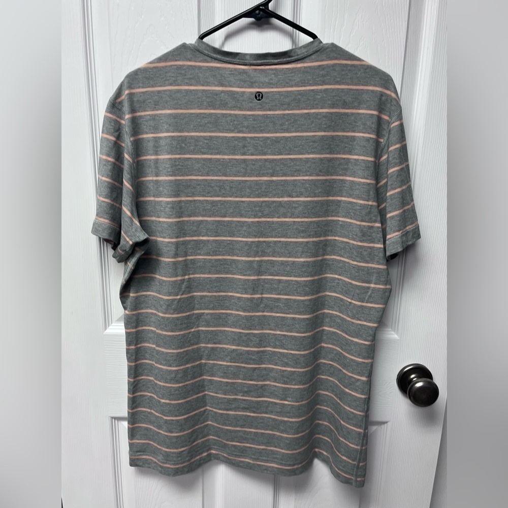 Lululemon Mens 5 Year Basic Vneck Tee - Large - Picture 3 of 3